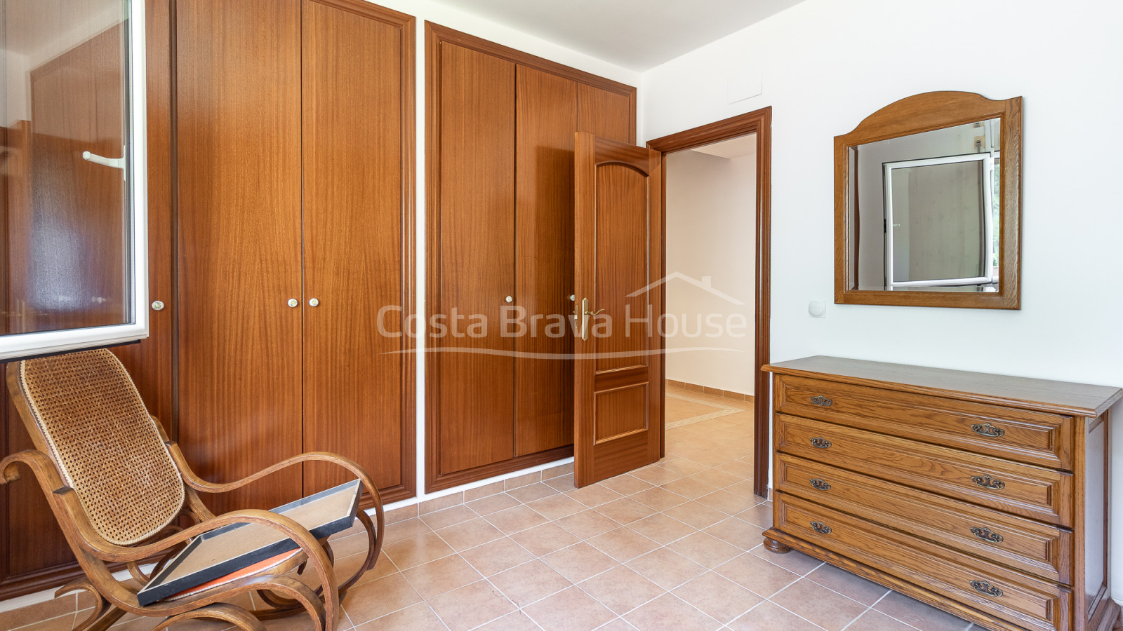 Vila a Calonge amb piscina privada, jardí pla i amplis interiors familiars