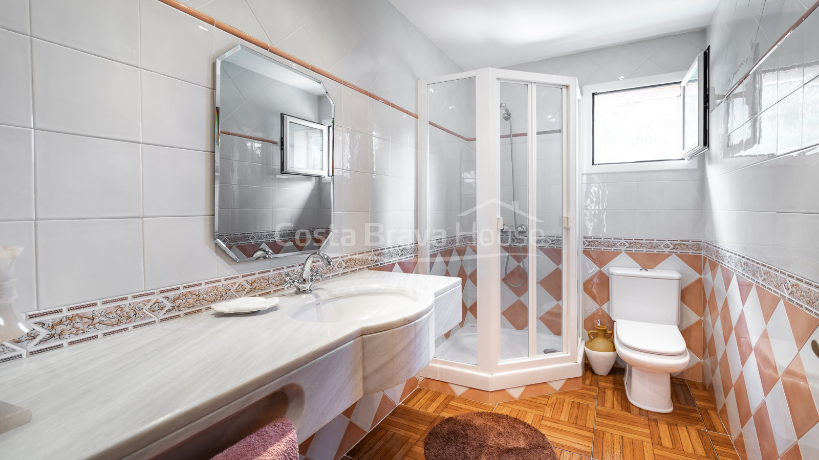 Vila a Calonge amb piscina privada, jardí pla i amplis interiors familiars