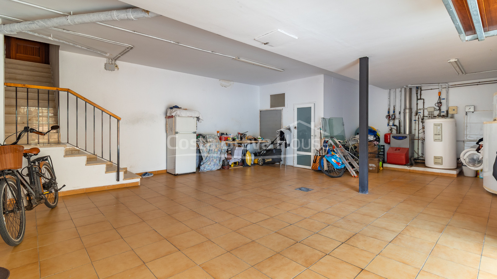 Villa en Calonge con piscina privada, jardín llano y amplios interiores familiares