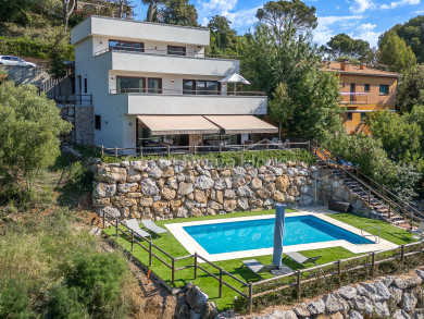 Maison individuelle à vendre à Begur avec jardin, piscine privée, ascenseur et vue dégagée près de Sa Riera