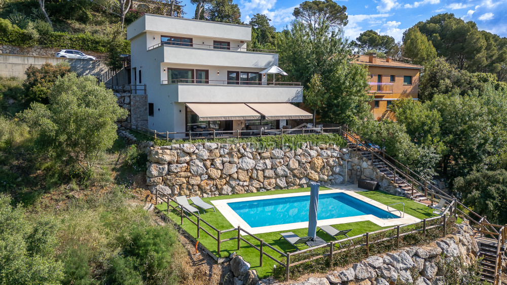 Detached house in Begur with garden, private pool, lift and views near Sa Riera