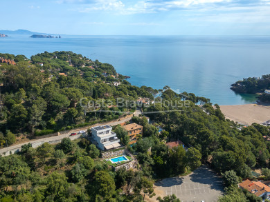 Casa unifamiliar en venta en Begur con jardín, piscina privada, ascensor y vistas despejadas cerca de Sa Riera
