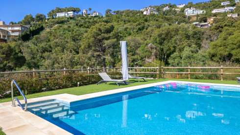 Vrijstaand huis in Begur met tuin, privézwembad, lift en uitzicht, vlak bij Sa Riera