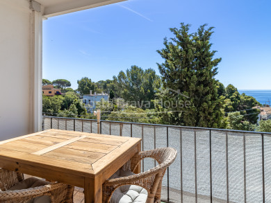 Apartament en venda a Calella de Palafrugell reformat amb terrassa privada a pocs minuts de la platja