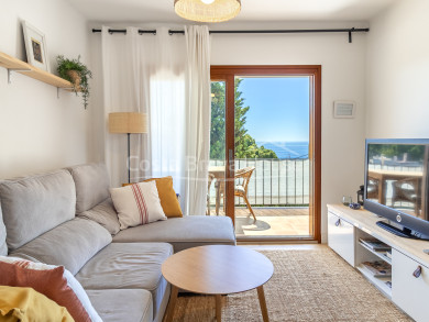 Apartamento en venta en Calella de Palafrugell con licencia turística, terraza privada y cerca de la playa del Golfet