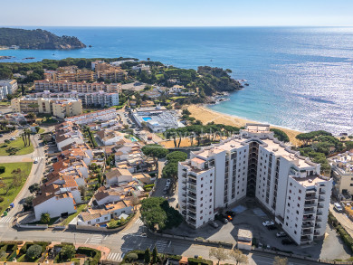 Appartement à vendre en première ligne de La Fosca, Palamós, avec terrasse panoramique et vue frontale sur la mer