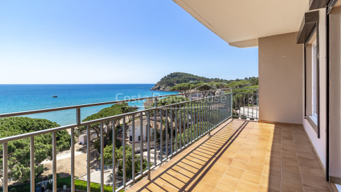 Apartamento reformado en primera línea de La Fosca con terraza y vistas al mar