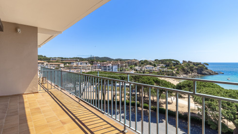 Apartament reformat a primera línia de La Fosca amb terrassa i vistes al mar