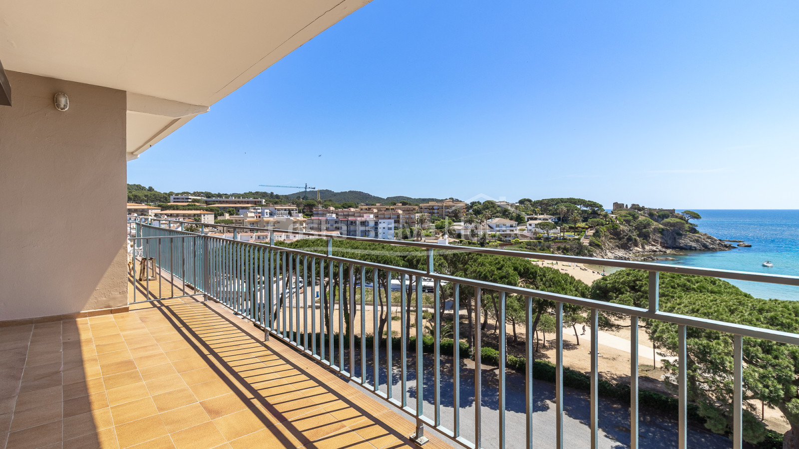 Renovated seafront apartment in La Fosca with terrace and sea views