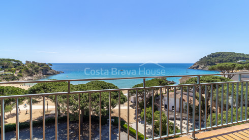 Appartement rénové en première ligne de La Fosca avec terrasse et vue sur la mer