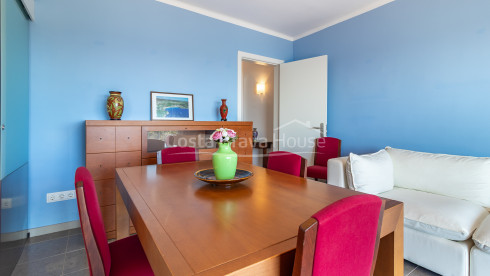 Apartament reformat a primera línia de La Fosca amb terrassa i vistes al mar