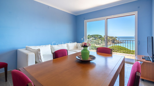 Apartamento reformado en primera línea de La Fosca con terraza y vistas al mar