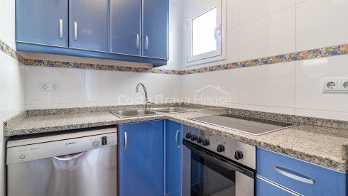 Apartament reformat a primera línia de La Fosca amb terrassa i vistes al mar