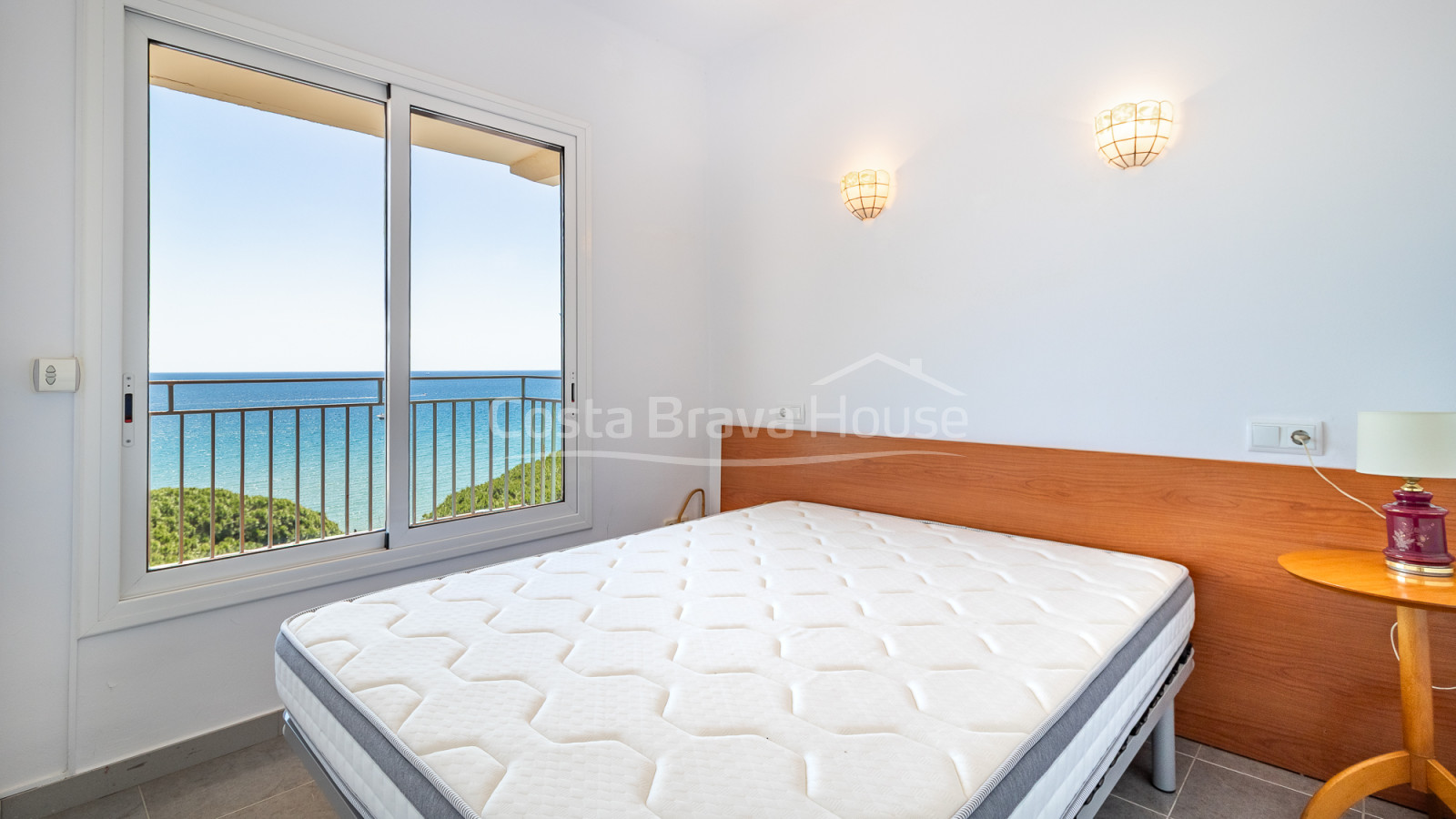 Apartamento reformado en primera línea de La Fosca con terraza y vistas al mar