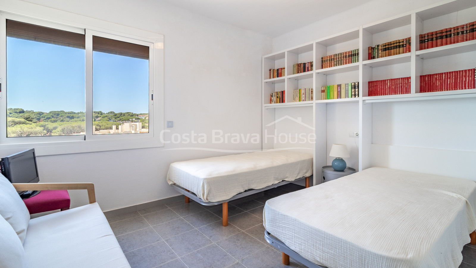 Apartament reformat a primera línia de La Fosca amb terrassa i vistes al mar