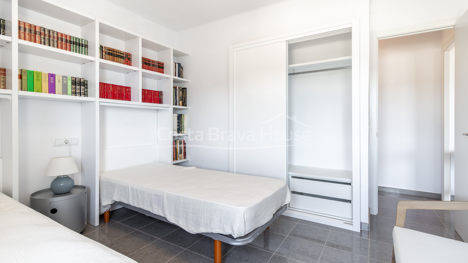 Apartament reformat a primera línia de La Fosca amb terrassa i vistes al mar