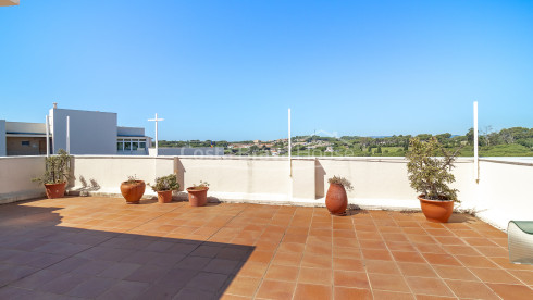 Penthouse aan zee in La Fosca met zeezicht, groot solarium en privéparkeerplaats