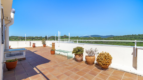 Penthouse aan zee in La Fosca met zeezicht, groot solarium en privéparkeerplaats