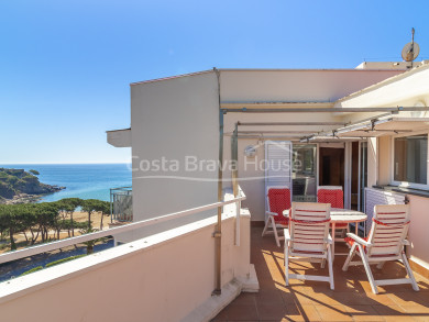 Ático en venta en primera línea de La Fosca con vistas al mar, solárium privado de 86 m², parking y ascensor