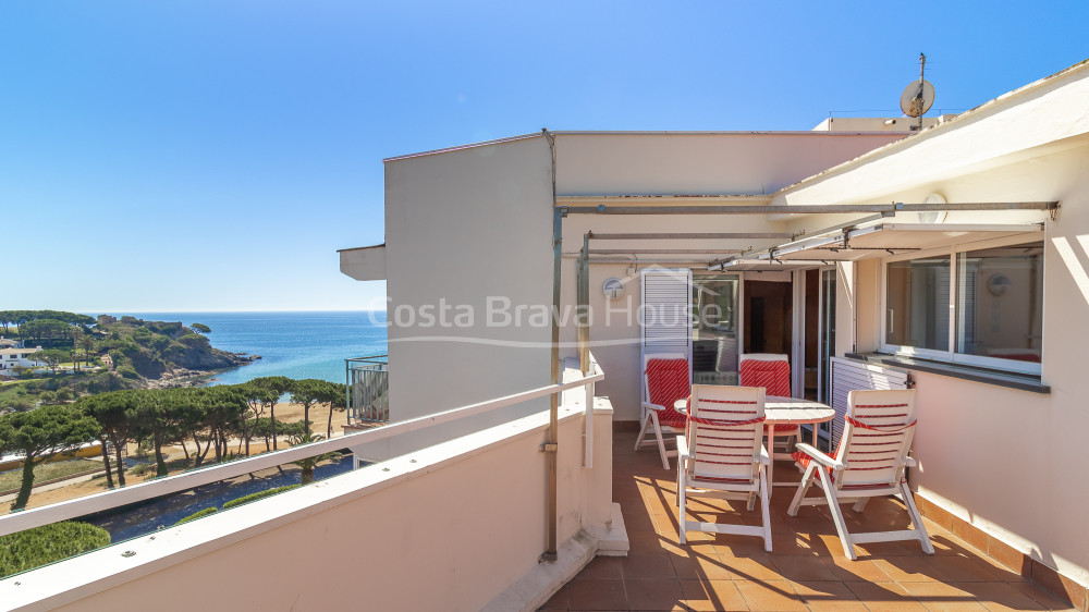Seafront penthouse in La Fosca with sea views, large solarium and private parking