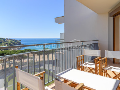 Àtic en venda a primera línia de La Fosca amb vistes al mar, solàrium privat de 86 m², pàrquing i ascensor