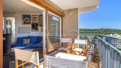 Penthouse aan zee in La Fosca met zeezicht, groot solarium en privéparkeerplaats