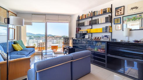 Penthouse aan zee in La Fosca met zeezicht, groot solarium en privéparkeerplaats