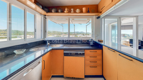 Penthouse aan zee in La Fosca met zeezicht, groot solarium en privéparkeerplaats