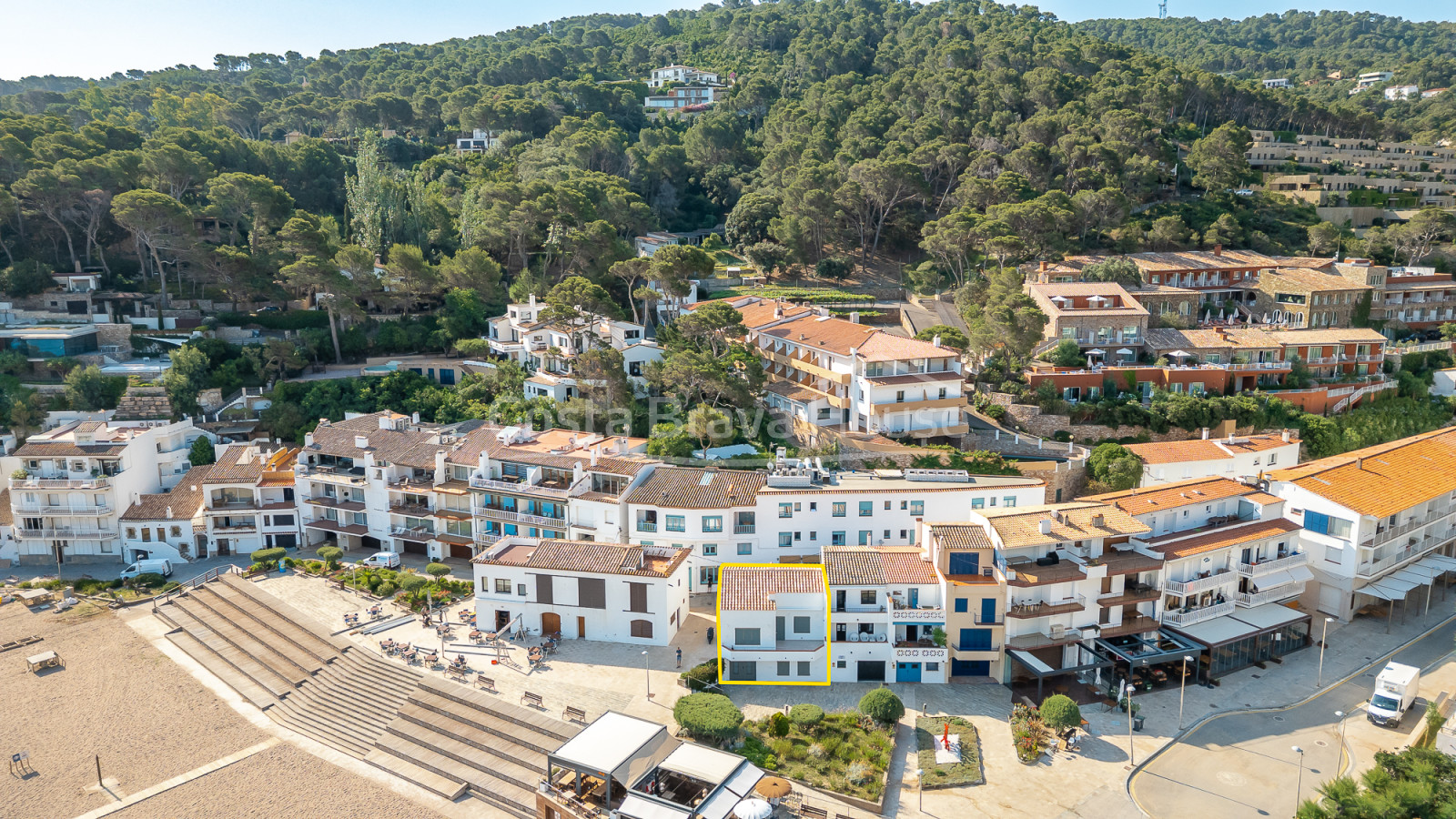 Casa de pescadors renovada davant del mar a Sa Riera amb terrassa i vistes a les Illes Medes