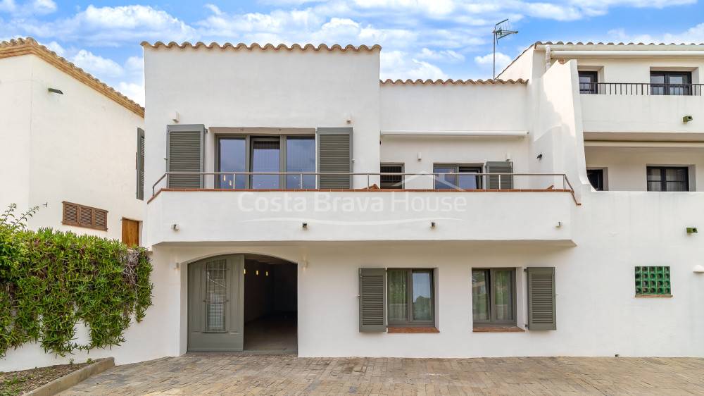 Casa de pescadors renovada davant del mar a Sa Riera amb terrassa i vistes a les Illes Medes