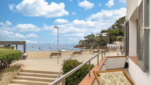 Maison de pêcheur rénovée en front de mer à Sa Riera avec terrasse et vue sur les îles Medes