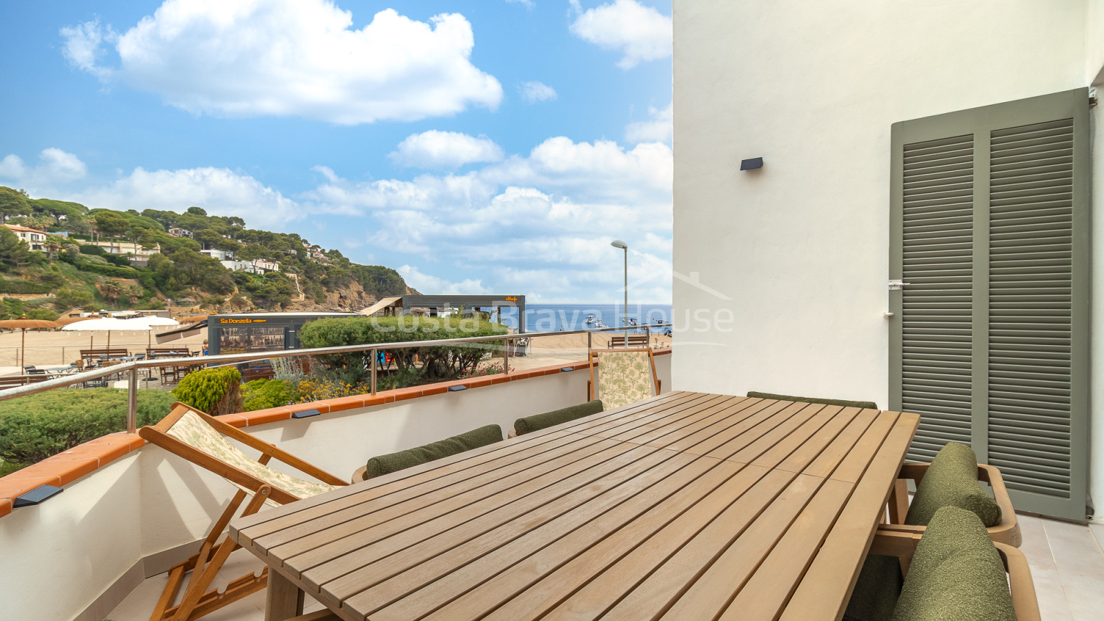 Casa de pescadors renovada davant del mar a Sa Riera amb terrassa i vistes a les Illes Medes