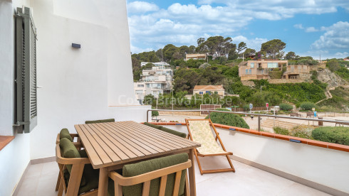 Casa de pescadors renovada davant del mar a Sa Riera amb terrassa i vistes a les Illes Medes