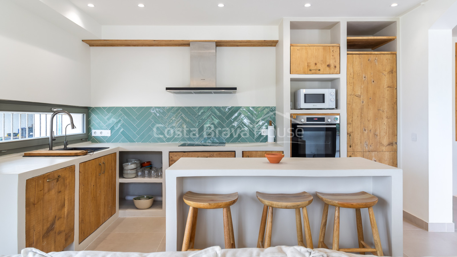 Renovated fisherman's house on the seafront in Sa Riera with terrace and Medes Islands views