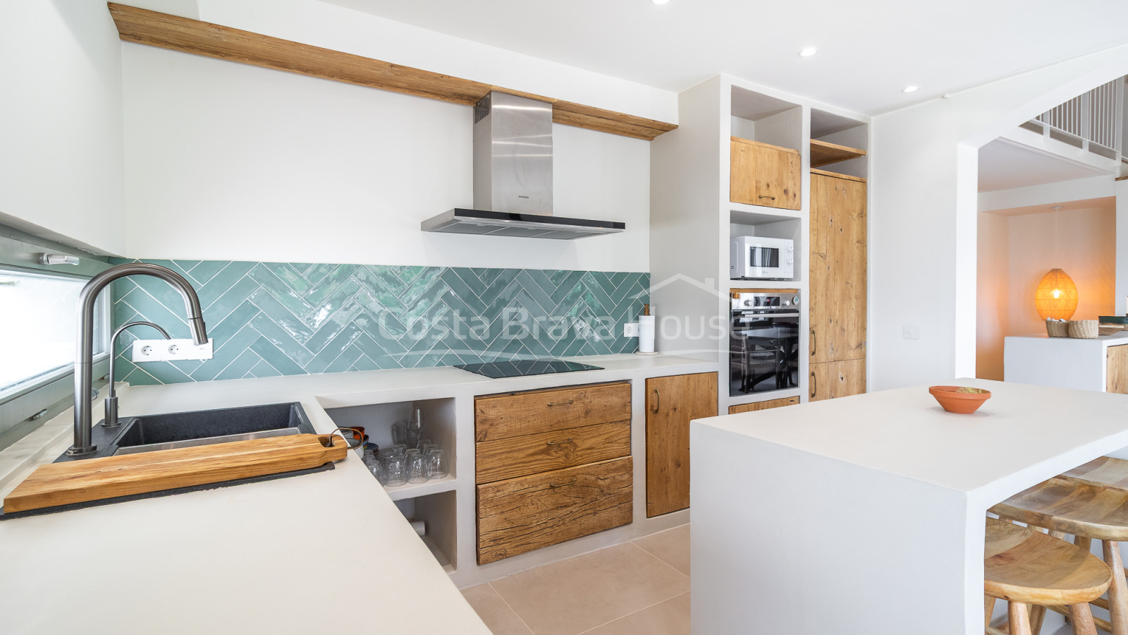 Casa de pescadors renovada davant del mar a Sa Riera amb terrassa i vistes a les Illes Medes