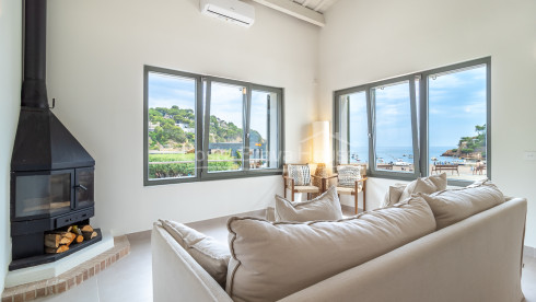 Casa de pescadors renovada davant del mar a Sa Riera amb terrassa i vistes a les Illes Medes