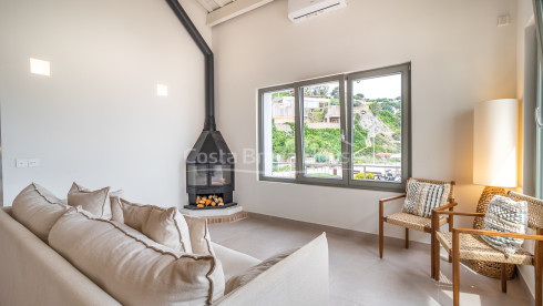 Maison de pêcheur rénovée en front de mer à Sa Riera avec terrasse et vue sur les îles Medes