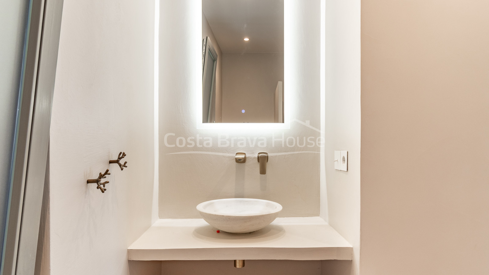 Casa de pescadors renovada davant del mar a Sa Riera amb terrassa i vistes a les Illes Medes