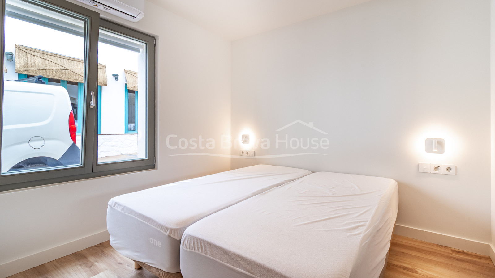 Casa de pescadores renovada frente al mar en Sa Riera con terraza y vistas a las Islas Medas