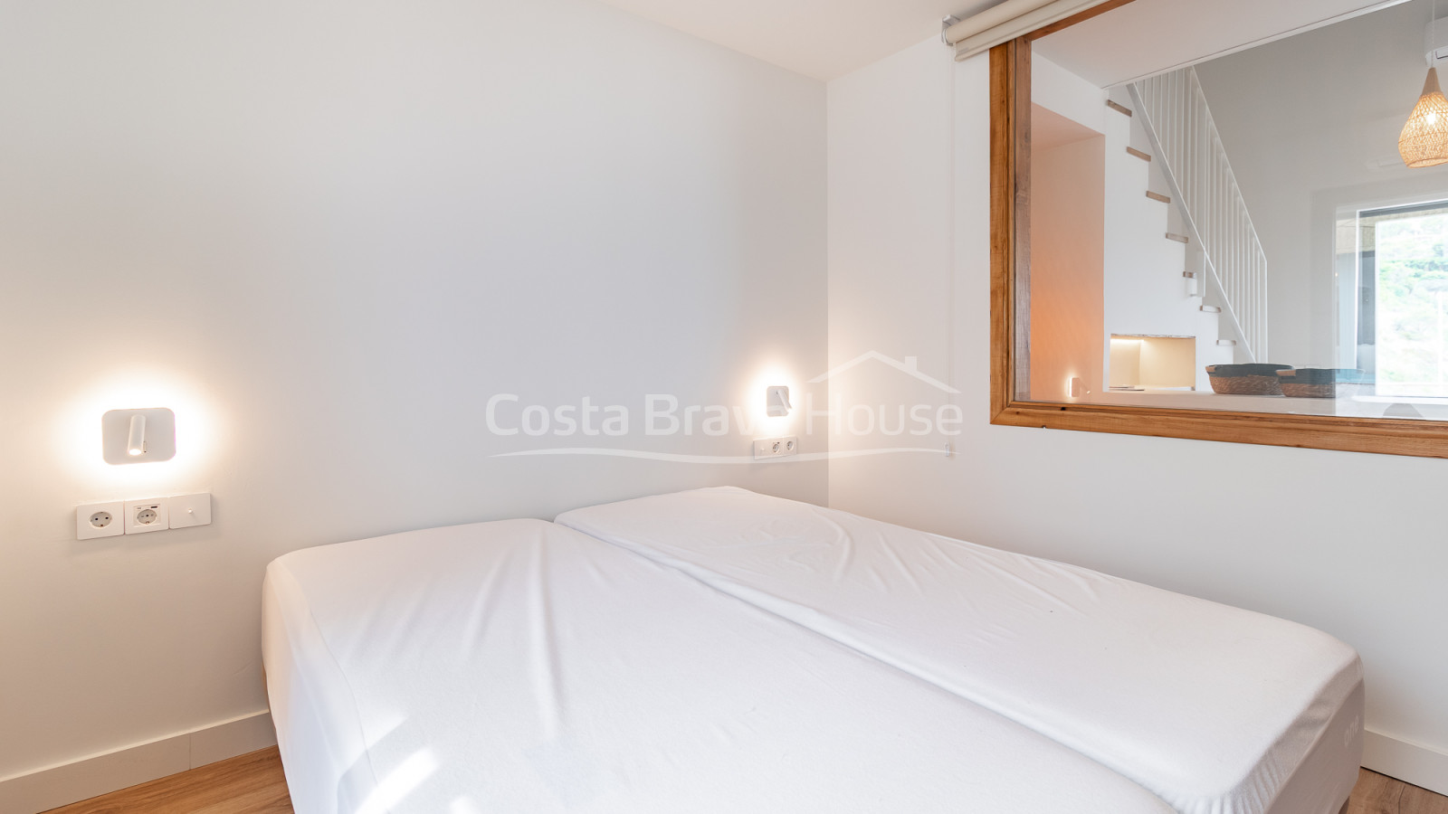 Casa de pescadors renovada davant del mar a Sa Riera amb terrassa i vistes a les Illes Medes