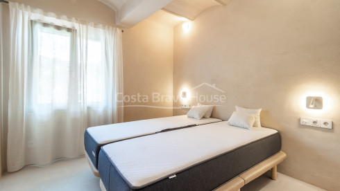 Casa de pescadors renovada davant del mar a Sa Riera amb terrassa i vistes a les Illes Medes