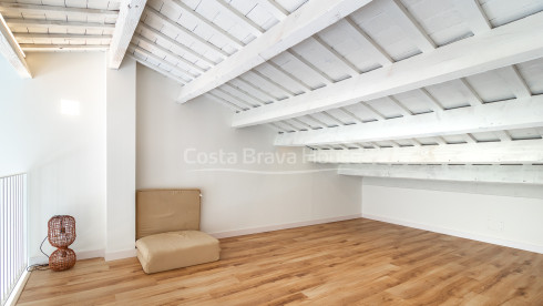 Casa de pescadores renovada frente al mar en Sa Riera con terraza y vistas a las Islas Medas