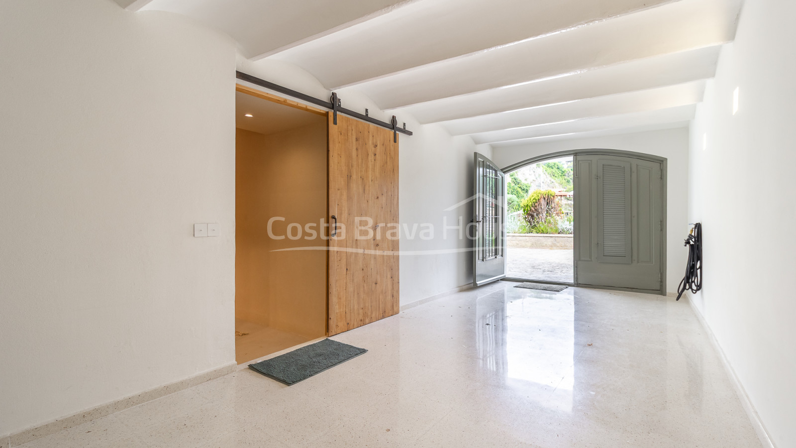 Casa de pescadors renovada davant del mar a Sa Riera amb terrassa i vistes a les Illes Medes