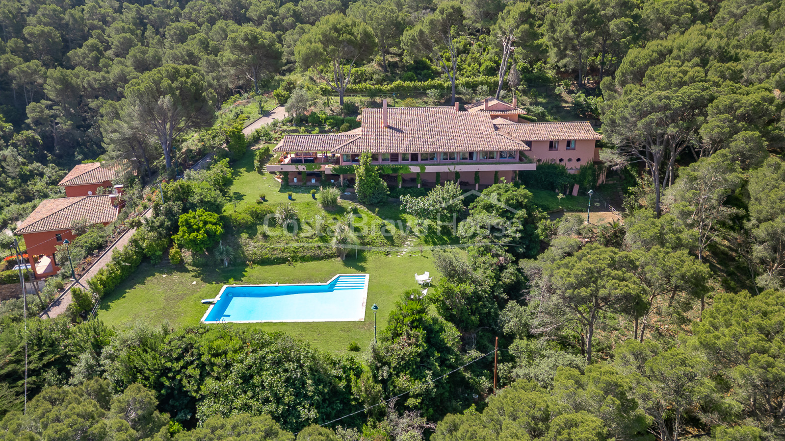 Exclusiva villa en Sa Riera con vistas panorámicas al mar y piscina privada en Begur