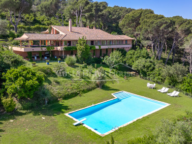 Exclusiva villa en venta en Sa Riera con vistas panorámicas al mar, gran piscina privada y privacidad absoluta