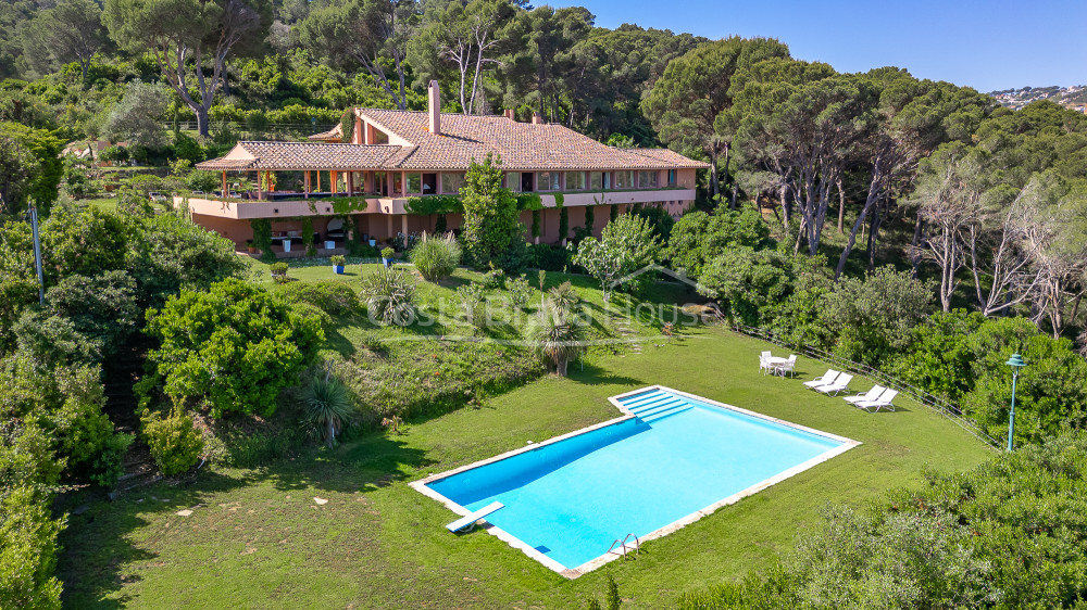 Villa exclusive à Sa Riera avec vues panoramiques sur la mer et piscine privée à Begur