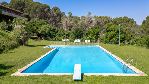 Villa exclusive à Sa Riera avec vues panoramiques sur la mer et piscine privée à Begur