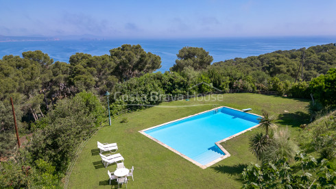 Exclusiva villa en Sa Riera con vistas panorámicas al mar y piscina privada en Begur