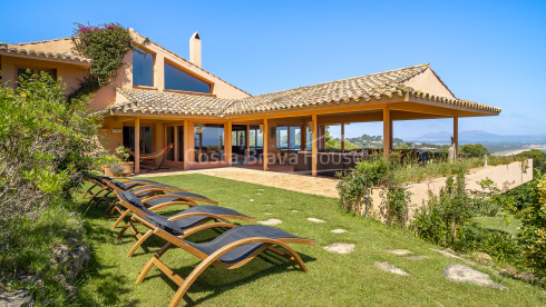 Exclusiva villa en Sa Riera con vistas panorámicas al mar y piscina privada en Begur