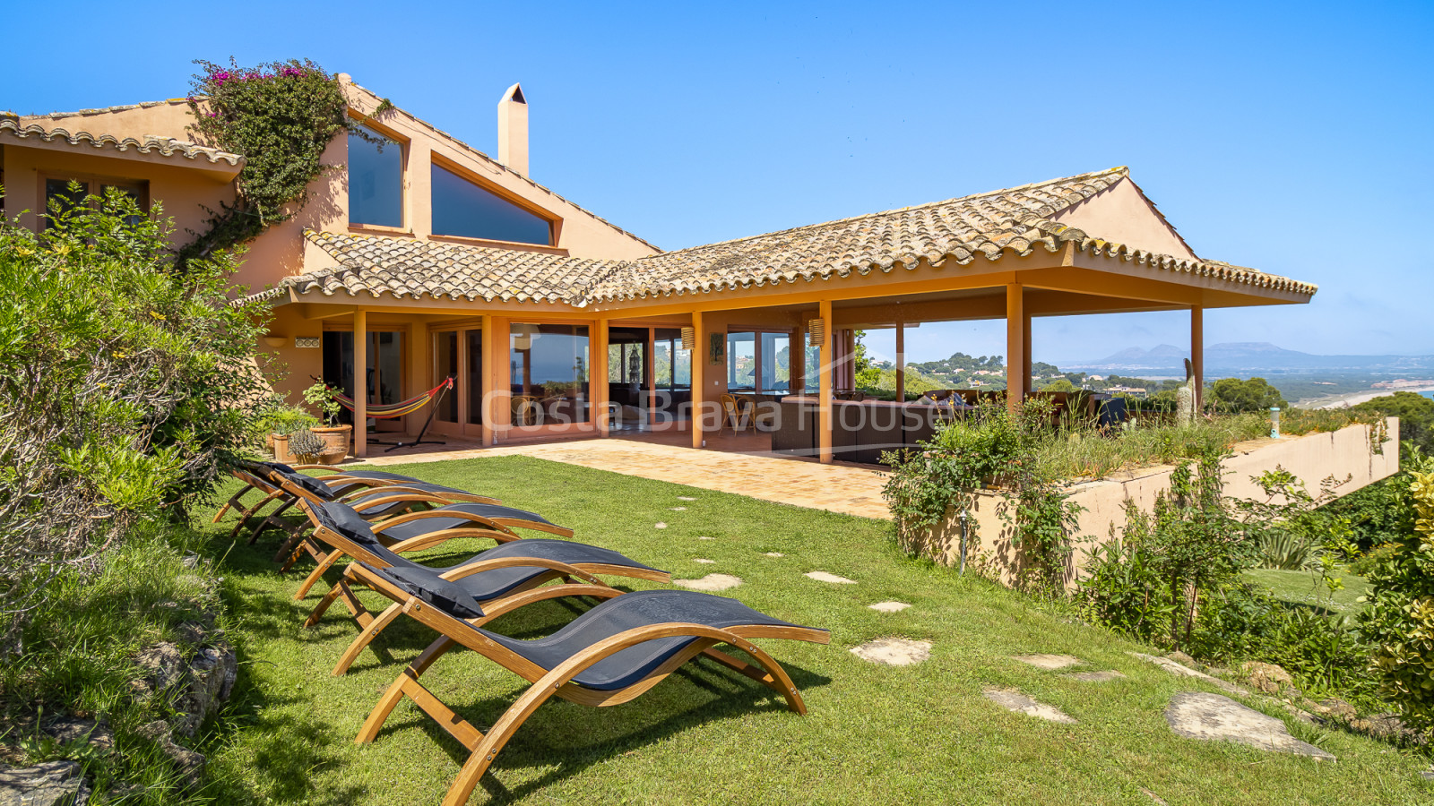 Villa exclusive à Sa Riera avec vues panoramiques sur la mer et piscine privée à Begur